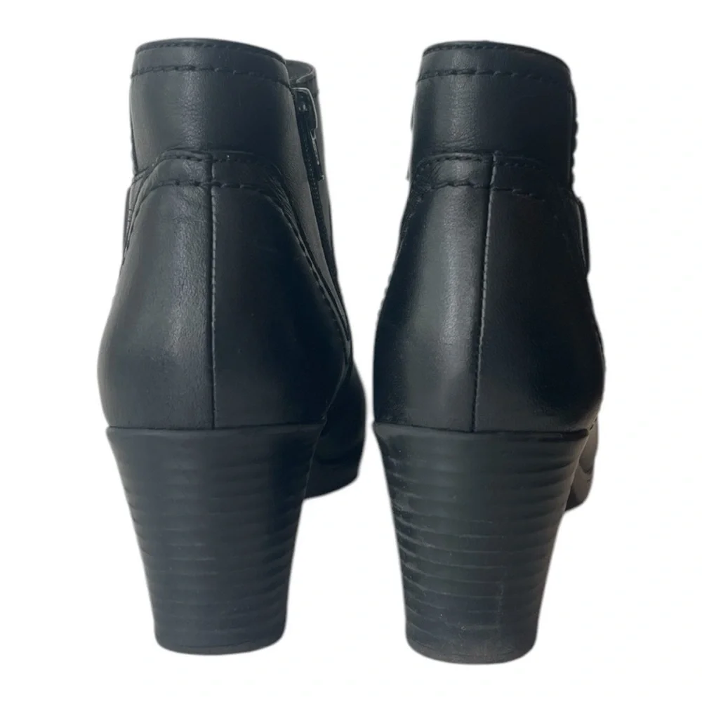 Clarks Leather Women’s black heeled ankle boots. Size 6.5M